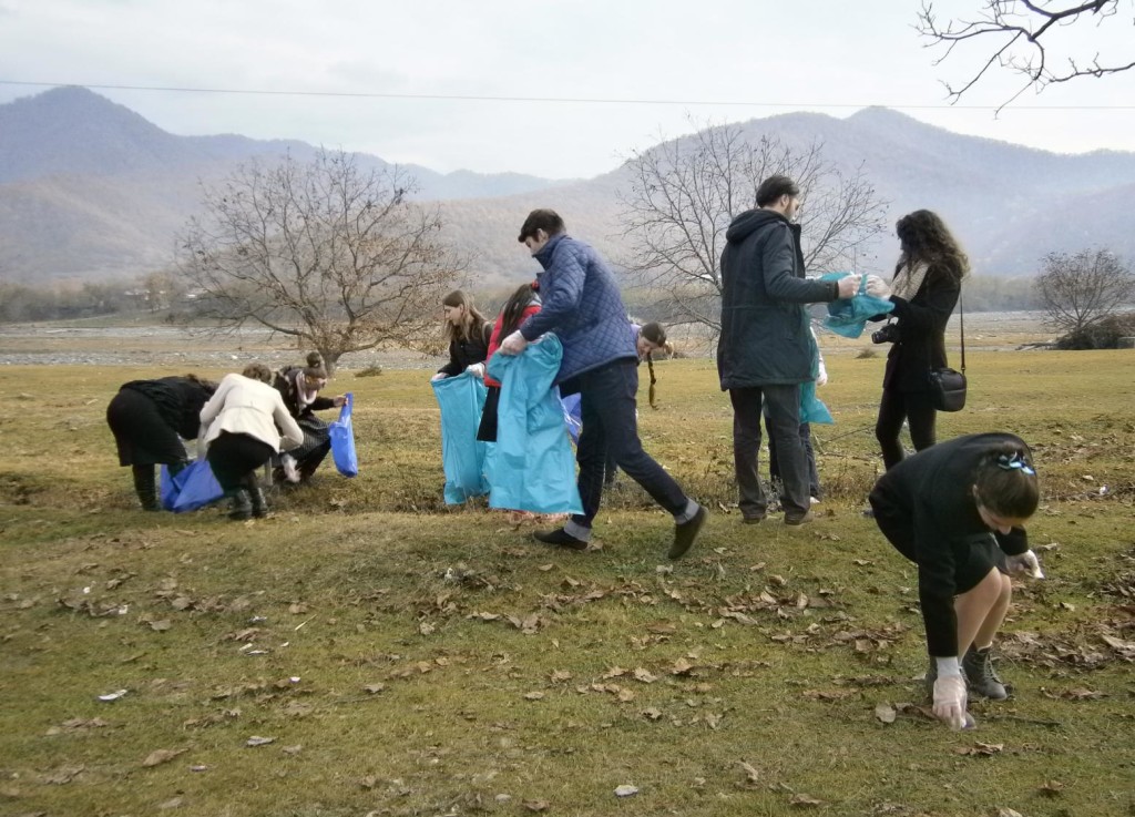 Rubbish collection in Jokolo village1