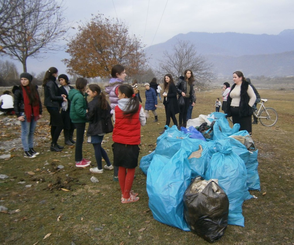 Rubbish collection in Jokolo village2