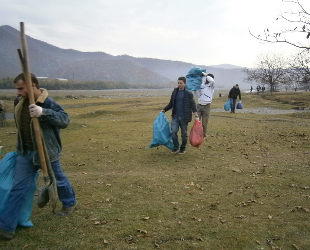 Rubbish collection in Jokolo village3